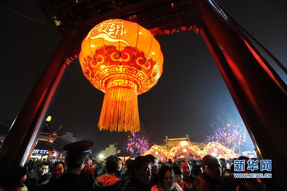 2月24日，游人在南京夫子廟“天下文樞”牌坊下賞燈。